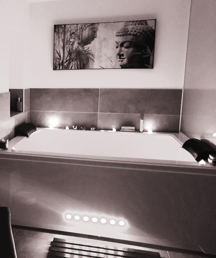 Elle & Lui En Jacuzzi Hotel Bernis Luaran gambar