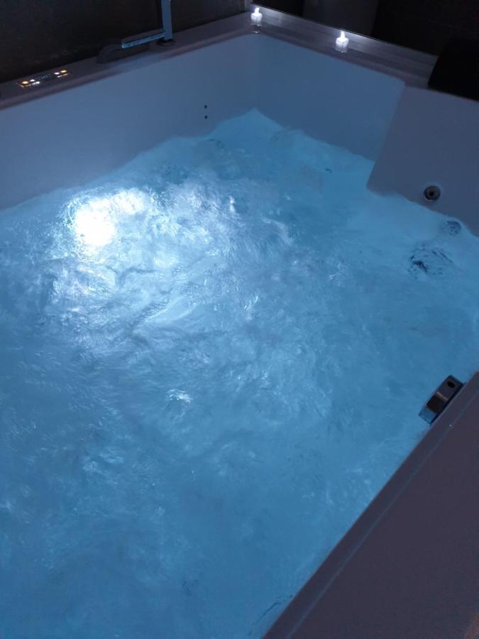 Elle & Lui En Jacuzzi Hotel Bernis Luaran gambar
